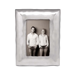 Shimmer 4x6 Frame 9in L x 6.75in W x -in H

Photo Size: 4\ x 6\
Recycled Sandcast Aluminum
Silver